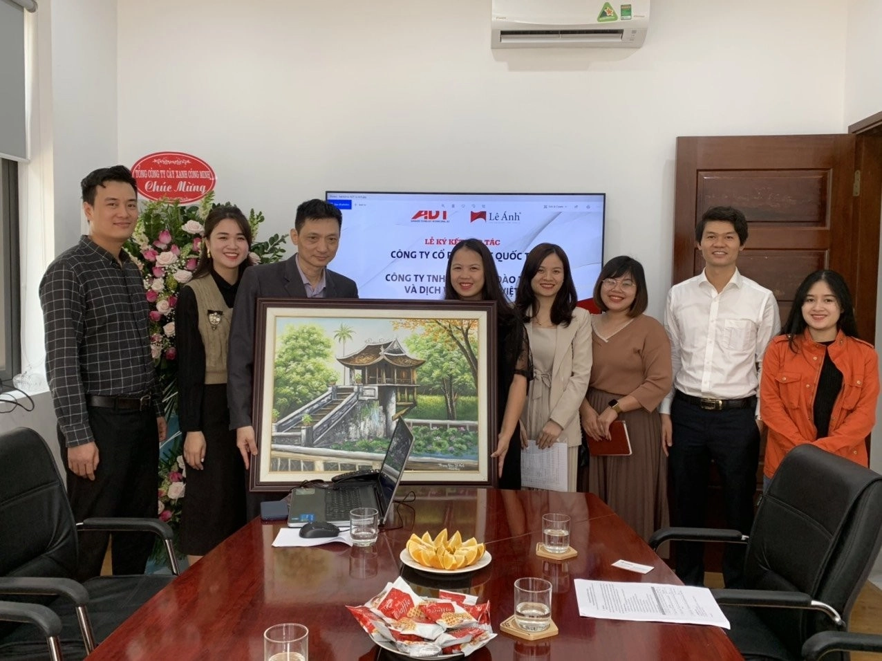 Trung tâm Lê Ánh tặng quà lưu niệm