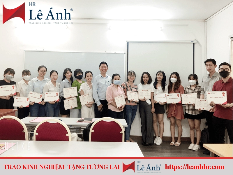 nen-hoc-hanh-chinh-nhan-su-o-1-min