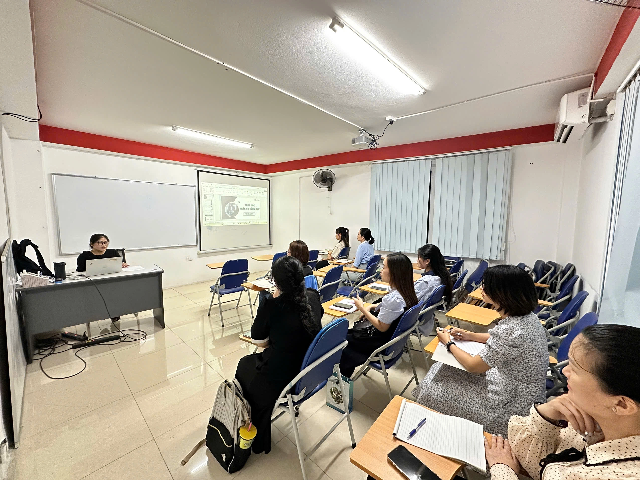 Giảng viên khóa học hành chính nhân sự tại Hà Nội - cô Nguyễn Thị Huyền