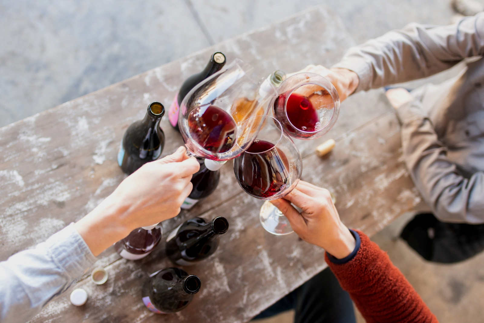 Pha rượu với nước lọc có sao không? Có nên pha khi uống không?  