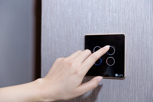 cong-tac-cam-ung-lumi-tich-hop-cam-ung-dien-dung