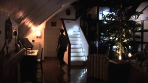 den-cam-ung-hong-ngoai-cau-thang-thong-minh