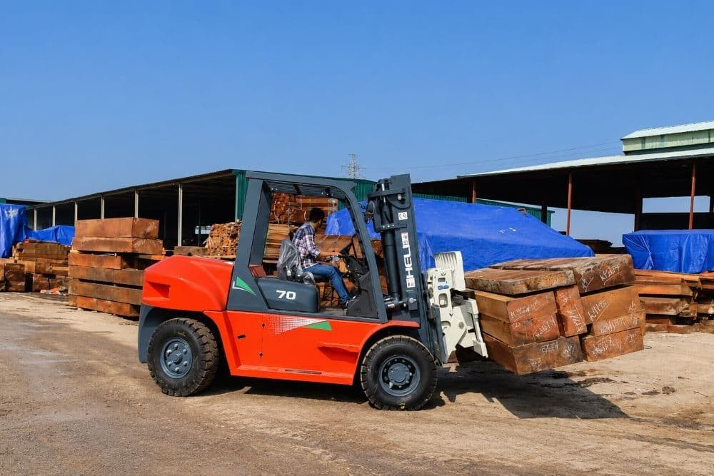 Xe nâng dầu làm việc ngoài trời tại doanh nghiệp chế biến gỗ (Nguồn: Internet)