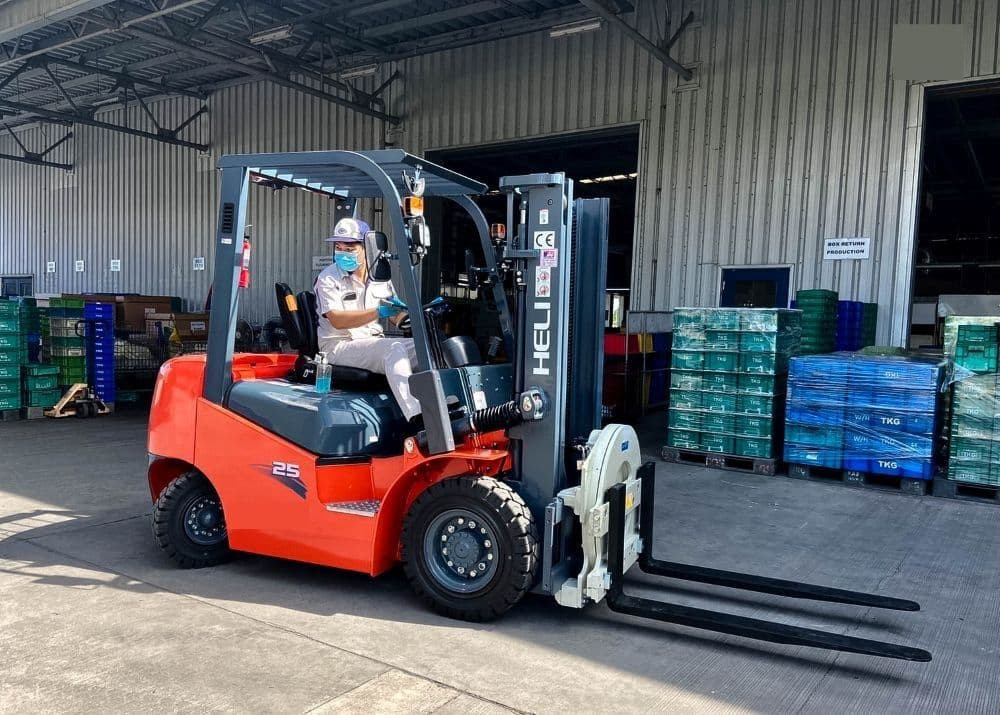 Xe nâng dầu 2.5 tấn gắn bộ mâm xoay để xử lý các pallet hàng (Nguồn: Internet)