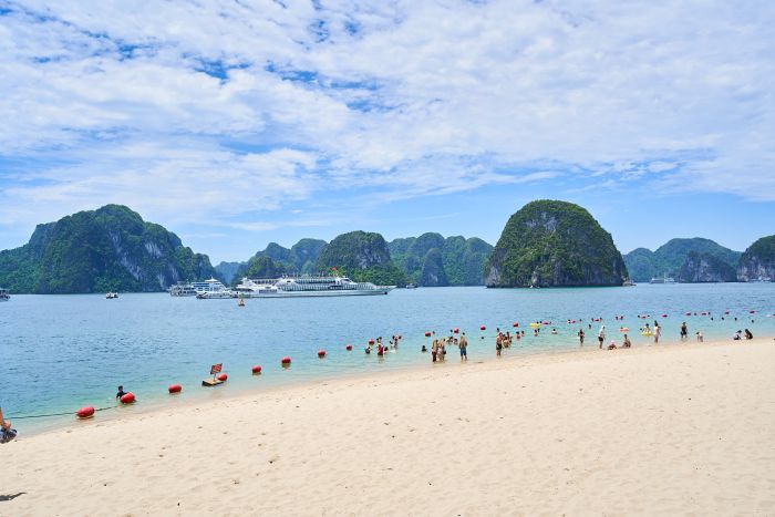 CBCNV và gia đình tận hưởng không gian xanh, thời tiết trong lành tại đảo TI Tốp