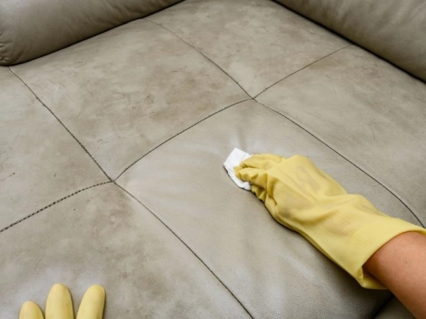 cach-lam-sach-ghe-sofa-trang-5