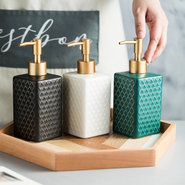 binh-dung-dau-goi-sua-tam-khach-san-6