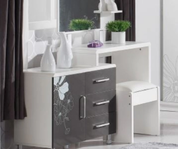 lau-chui-ban-trang-diem-01