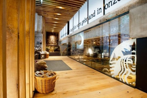tong-hop-12-thiet-ke-noi-that-quan-cafe-Starbuck-Amsterdam-0