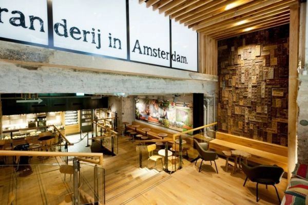tong-hop-12-thiet-ke-noi-that-quan-cafe-Starbuck-Amsterdam-1