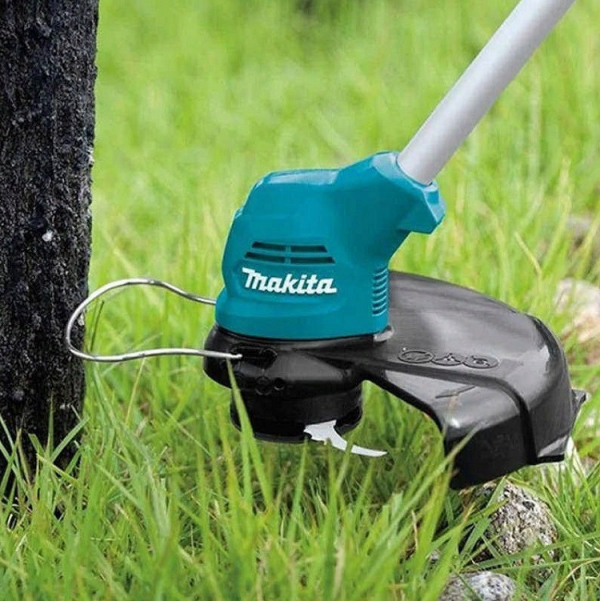 may-cat-co-dung-pin-makita-ur100dz-2