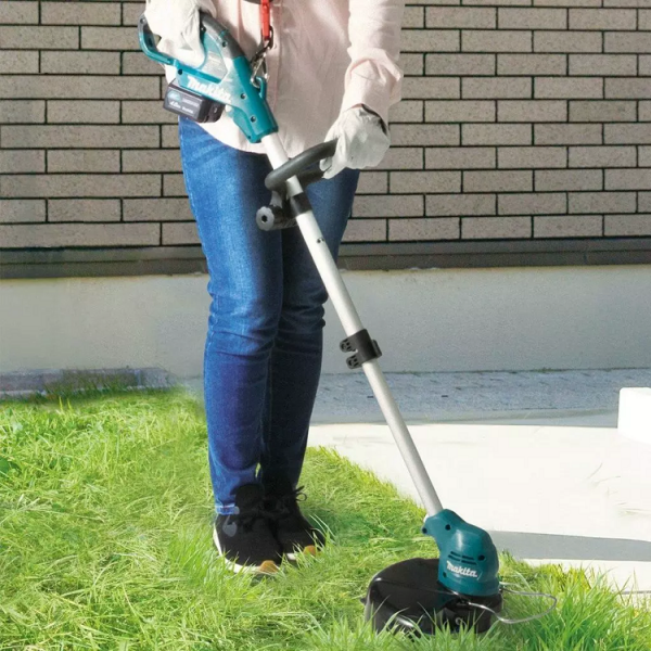 may-cat-co-dung-pin-makita-ur100dz-2