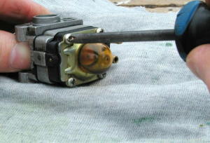 cach-ve-sinh-bo-che-hoa-khi-carburetor-binh-xang-con-may-cua-cat-co