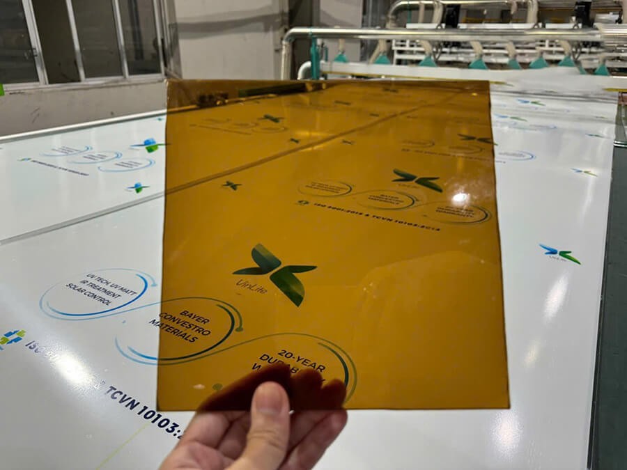 Cách kiểm tra lớp phủ UV trên tấm Polycarbonate chuẩn kỹ thuật