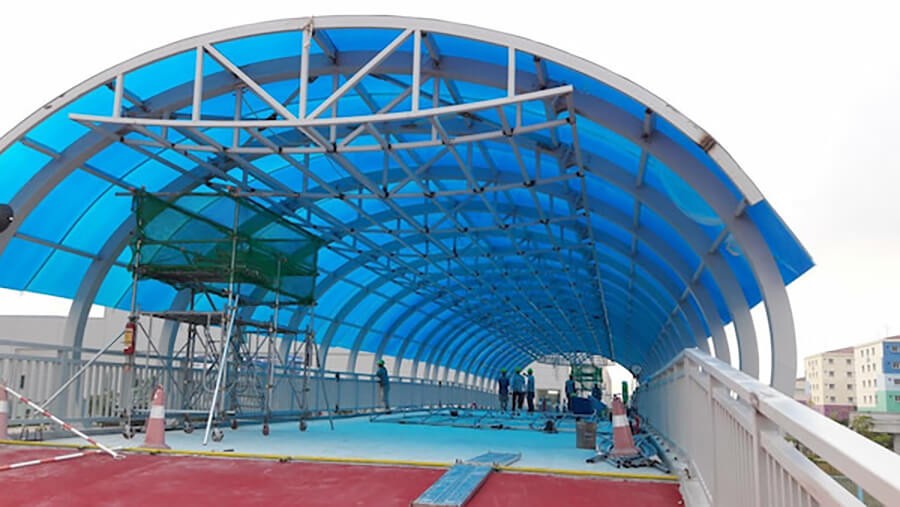 khoang-cach-xa-go-lop-tam-polycarbonate-2