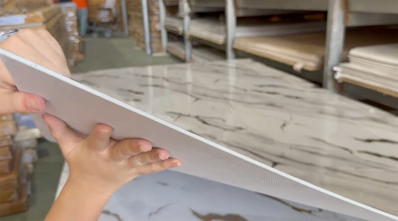Cách vệ sinh và bảo quản tấm PVC vân đá luôn bền đẹp như mới