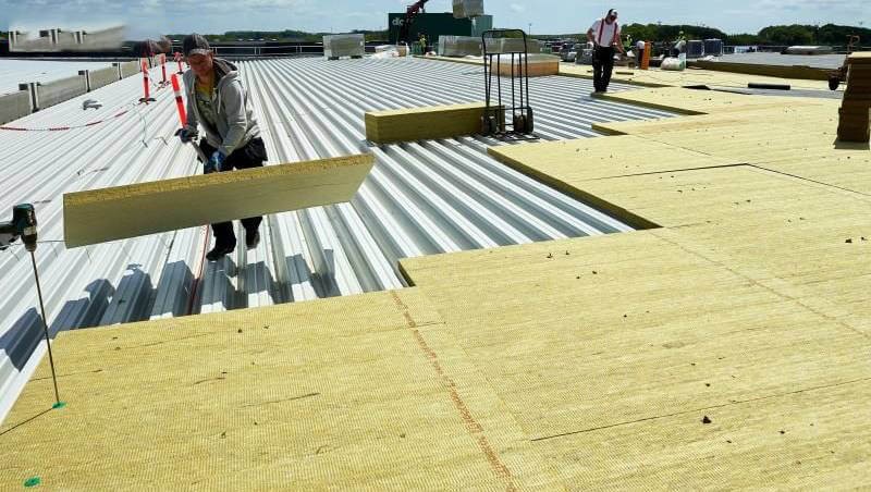 Tổng hợp các giải pháp chống nóng mái tôn hiệu quả cho công trình dân dụng và nhà xưởng