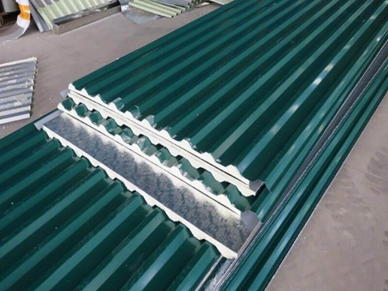 so-sanh-tam-polycarbonate-va-ton-lanh-2