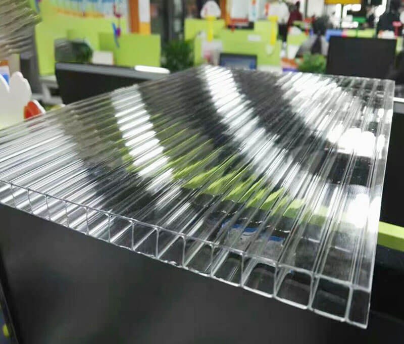 tam-polycarbonate-co-cach-am-khong