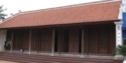 Mẫu nhà thờ tổ 5 gian Mẫu nhà thờ tổ 5 gian được làm từ gỗ lim. Nhà thờ họ thường là công trình chuyên dụng để thờ tổ tiên, song cũng có một số nhà thờ họ kết hợp hai chức năng: vừa để thờ, vừa để ở.