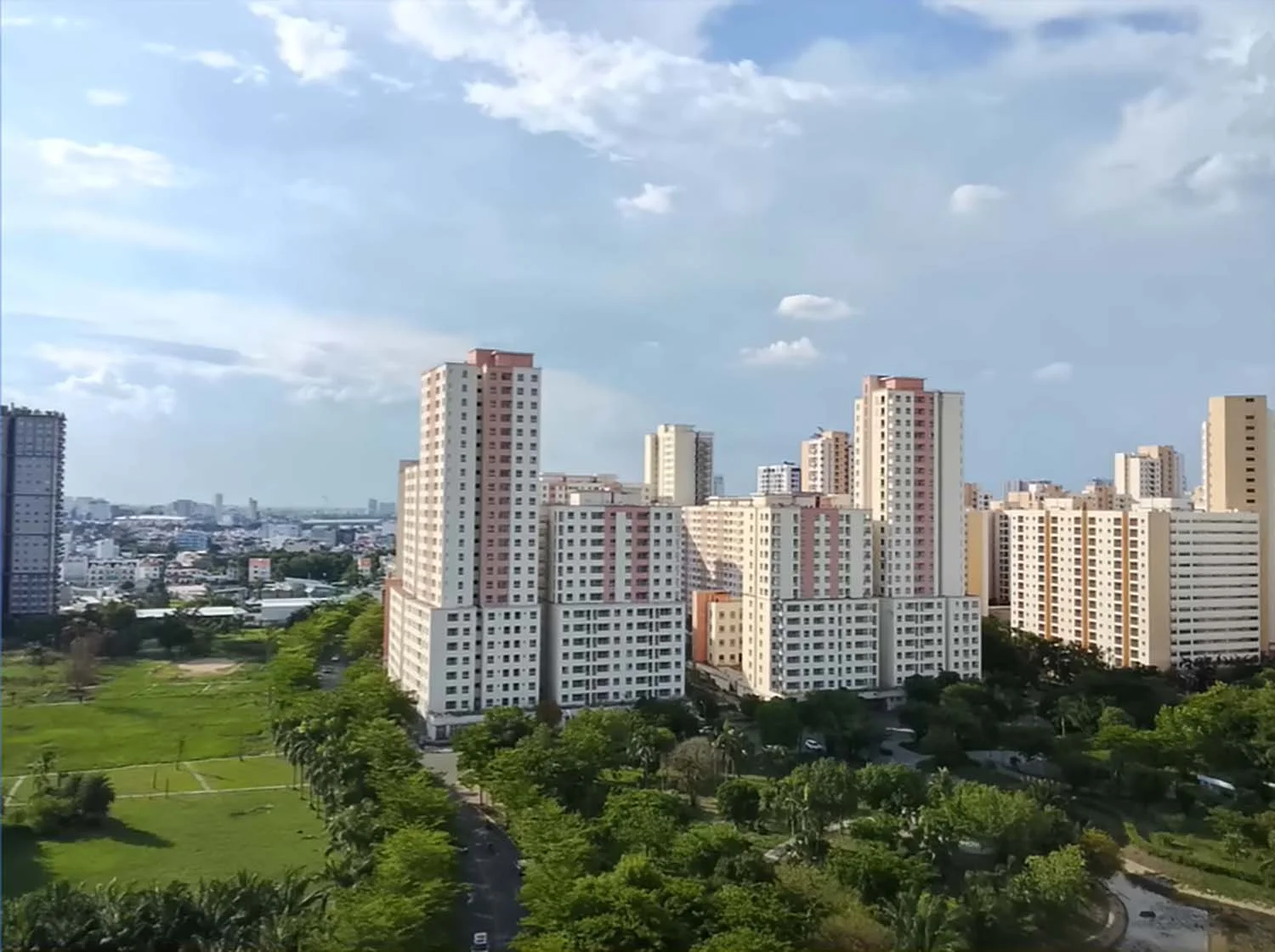 Ảnh chụp phong ảnh đủ sáng trời nắng to, khá sắc nét