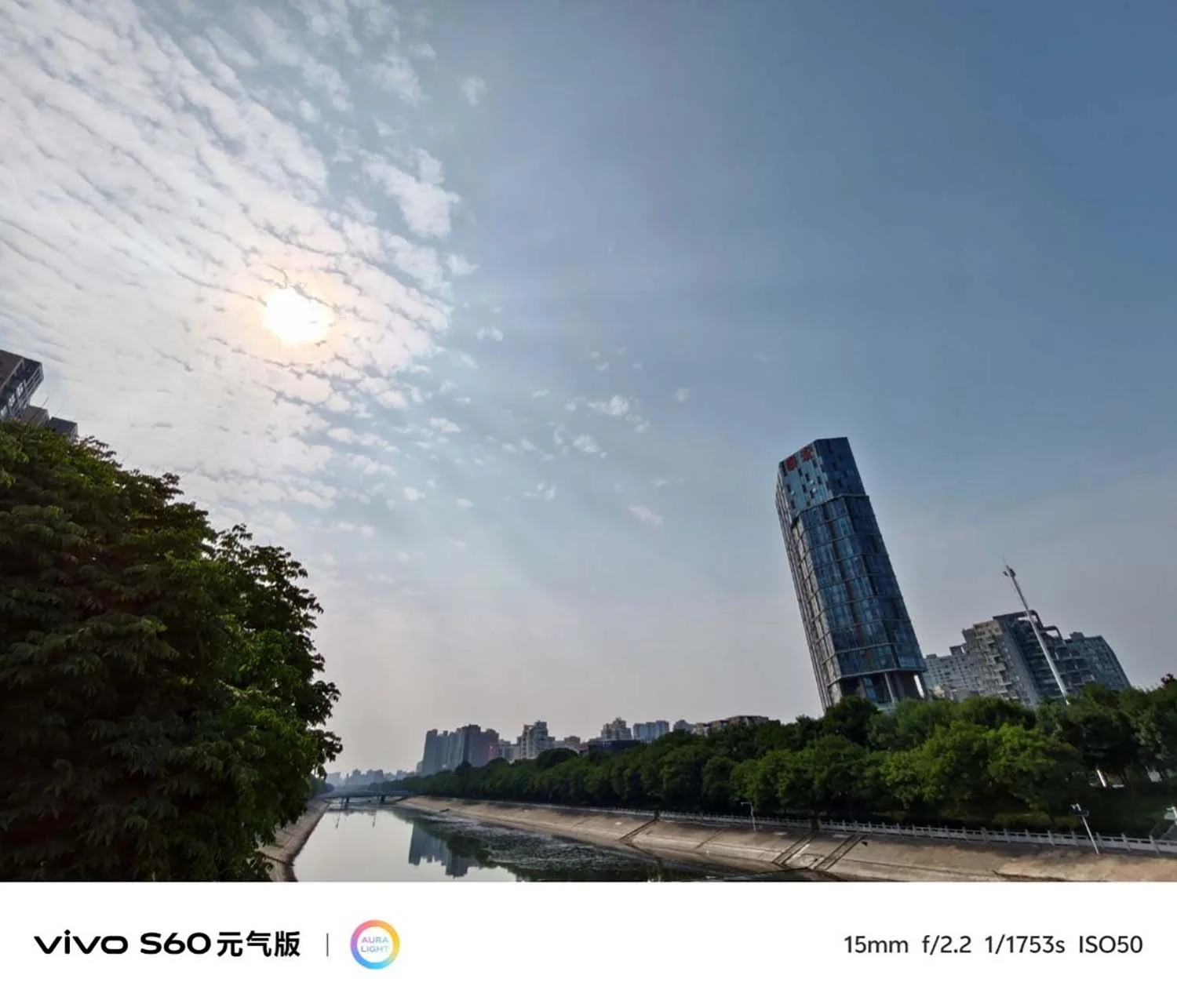 Ảnh chụp ngược sáng góc siêu rộng sắc nét, nền trời rõ ràng, tổng thể ảnh hơi tối