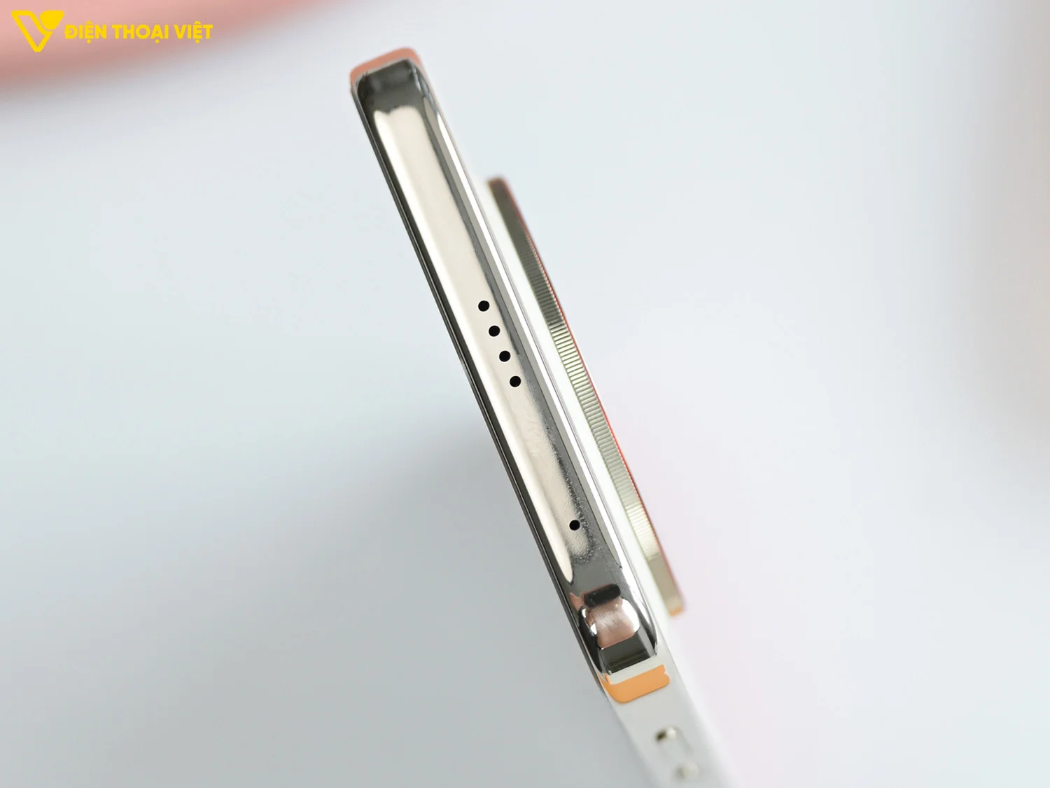 Thiết kế cạnh trên Honor X80 Pro Max