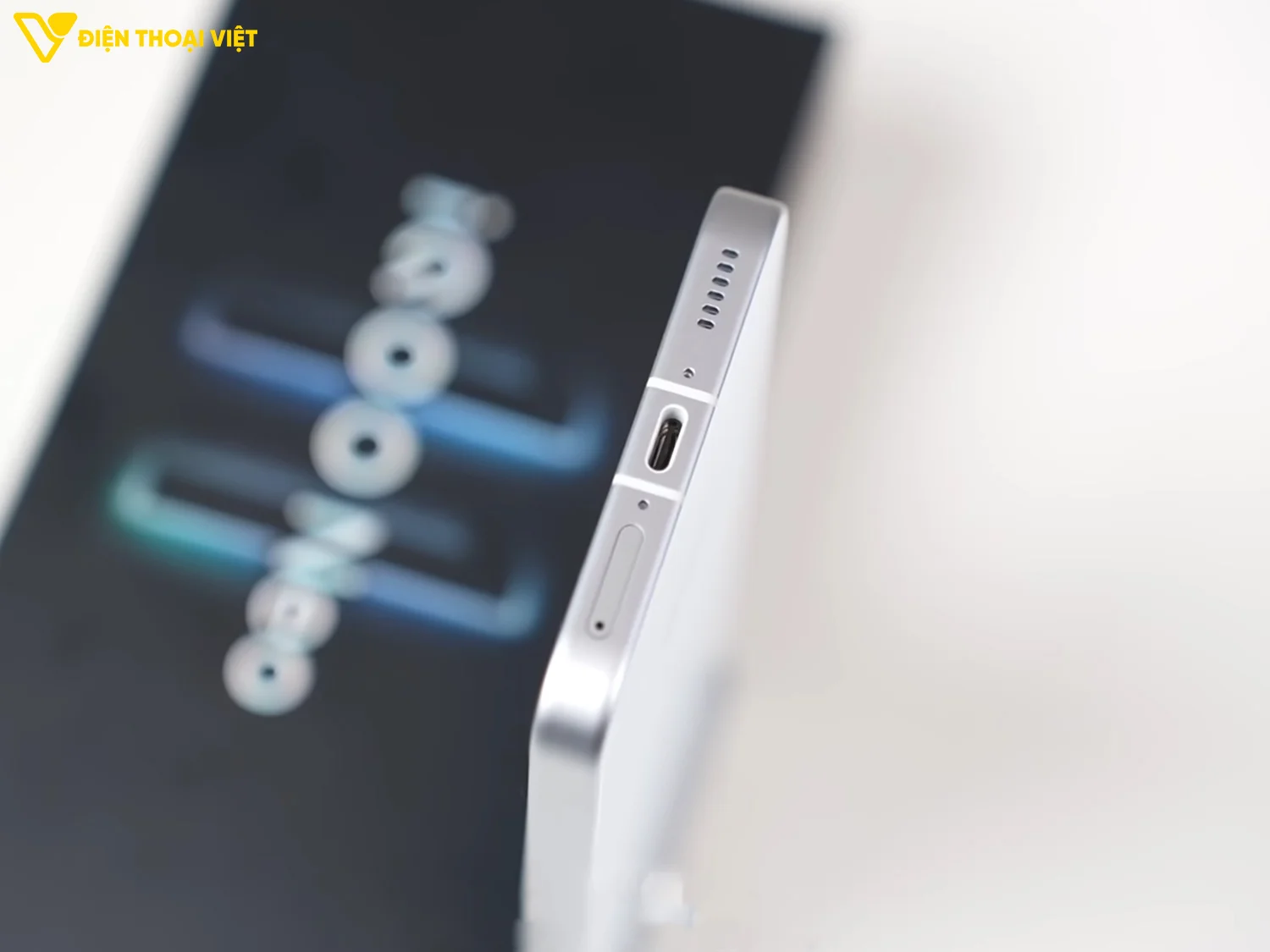 Cạnh dưới của iQOO Neo 11 Ultra