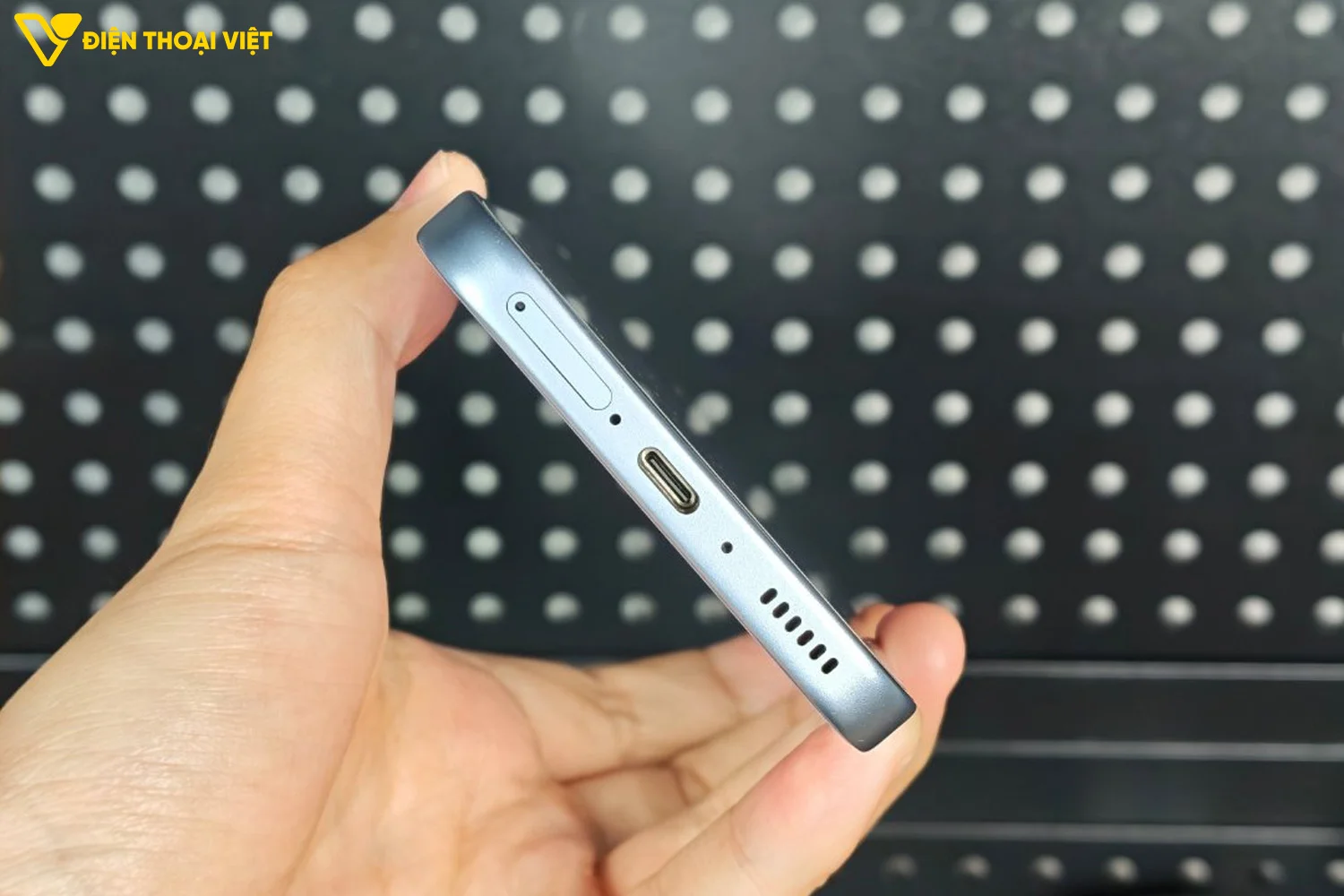 Cạnh dưới iQOO Z11