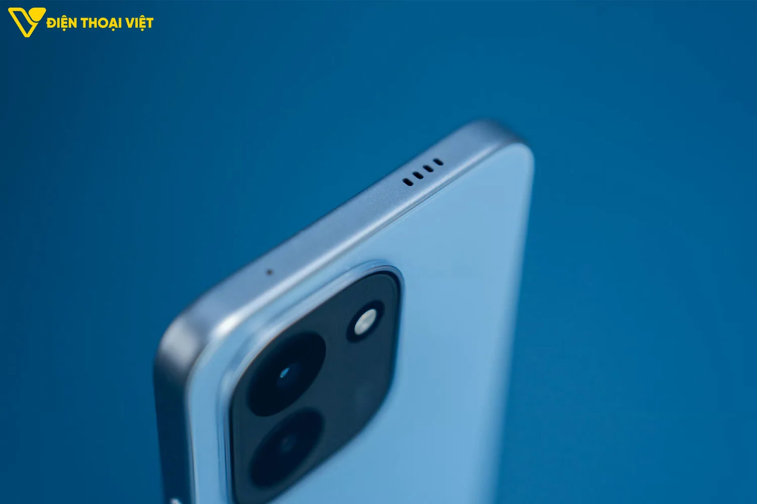 Cạnh trên iQOO Z11