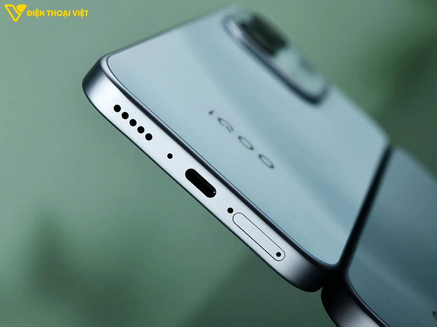 Cạnh dưới iQOO Z11S