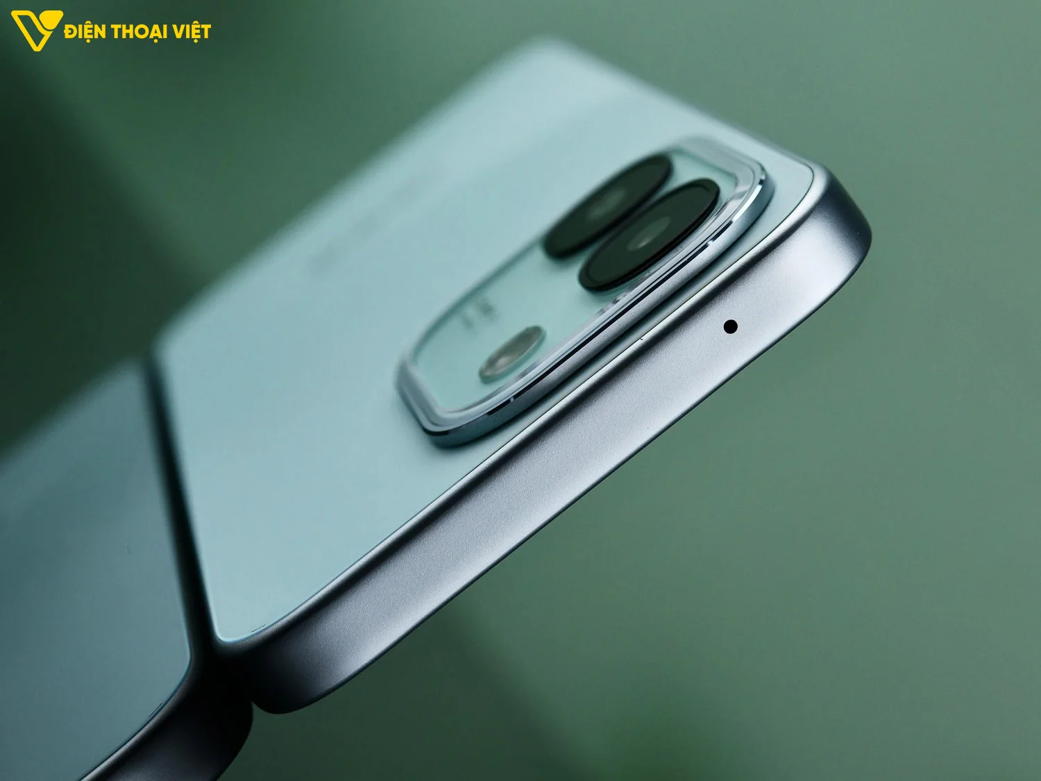 Cạnh trên iQOO Z11S
