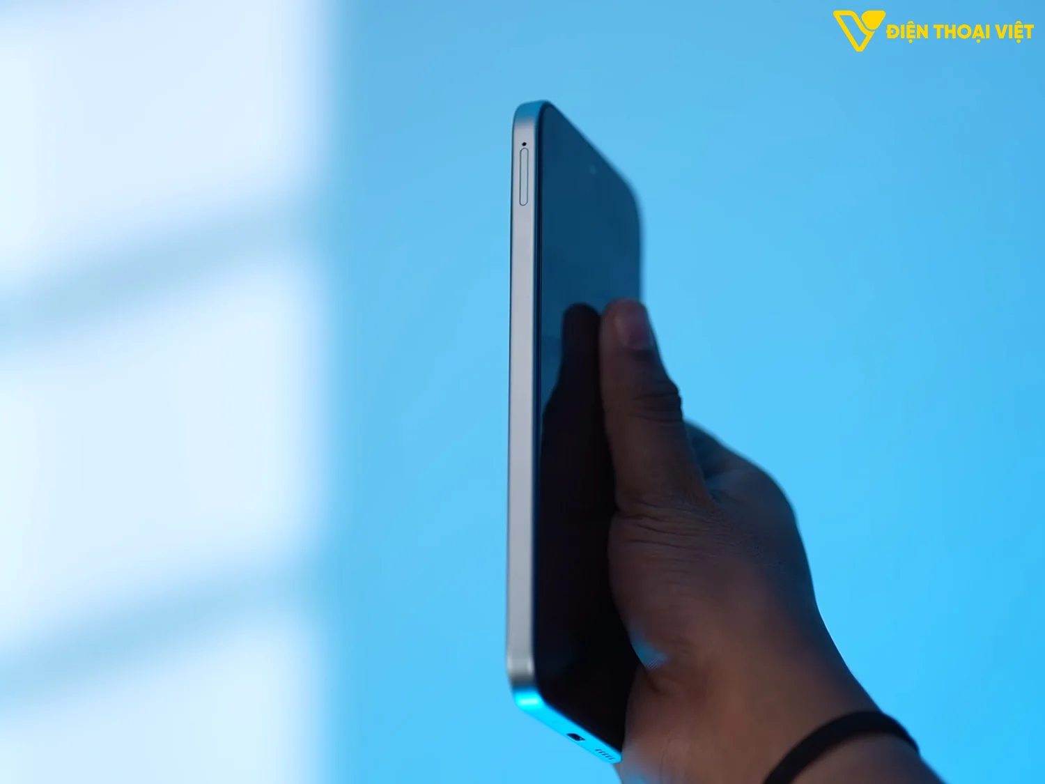 Cạnh trái iQOO Z11x