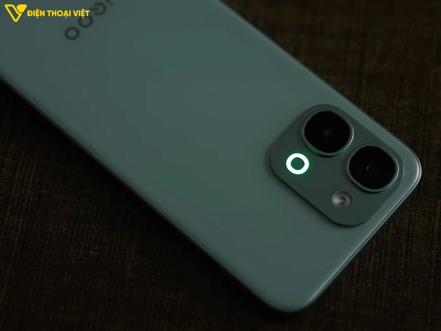 Cụm camera và đèn LED