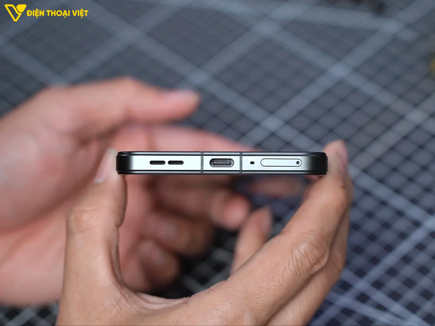 Cạnh dưới Lenovo Legion Y70 (2026)