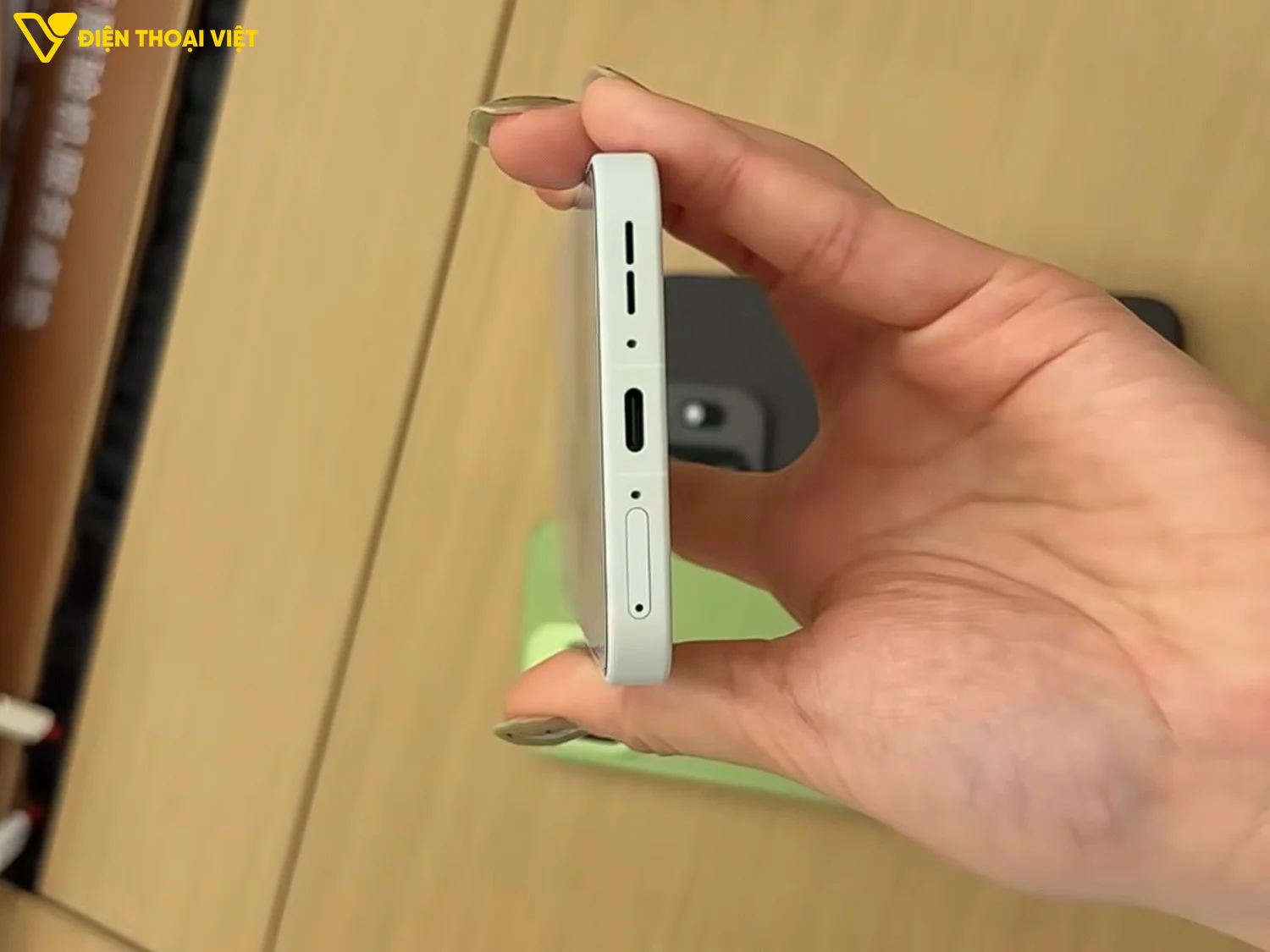 Cạnh dưới OnePlus 15T