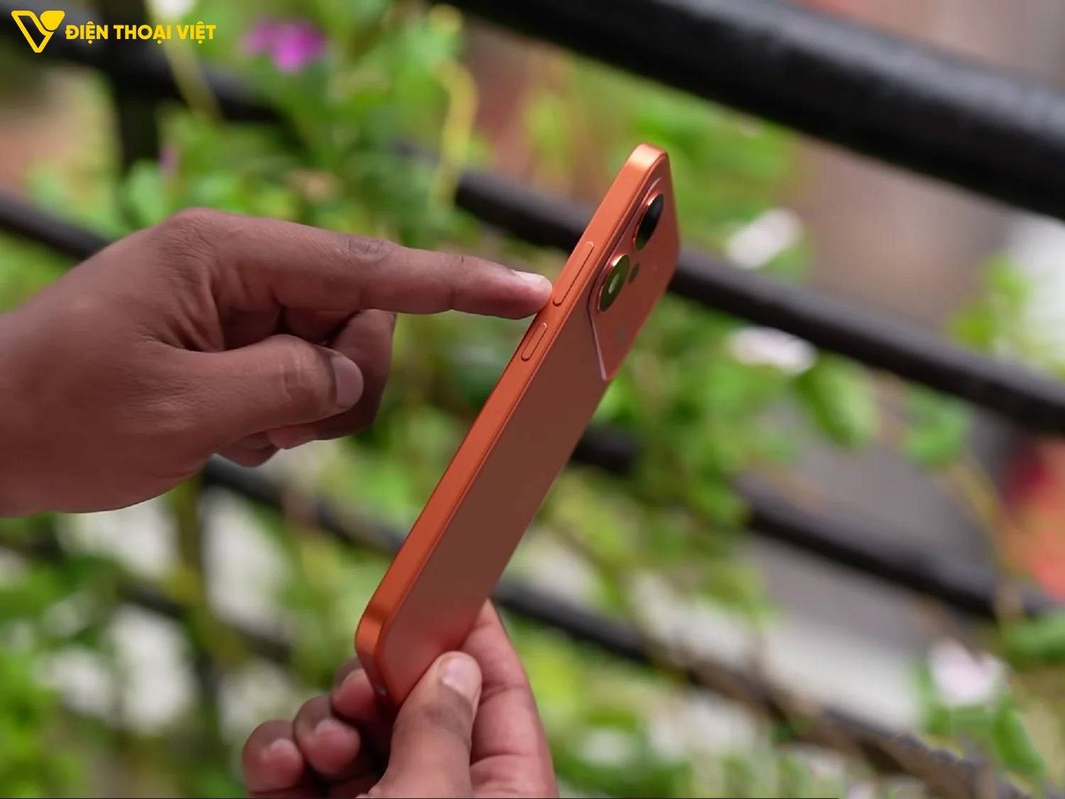 Cạnh phải của POCO M8 Power
