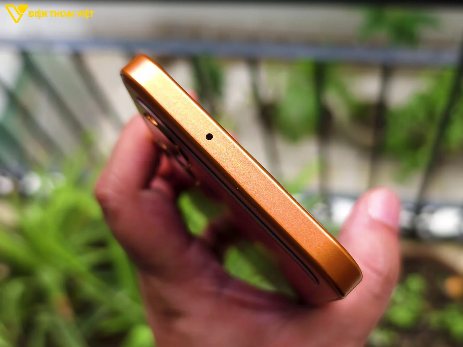 Cạnh trái của POCO M8 Power