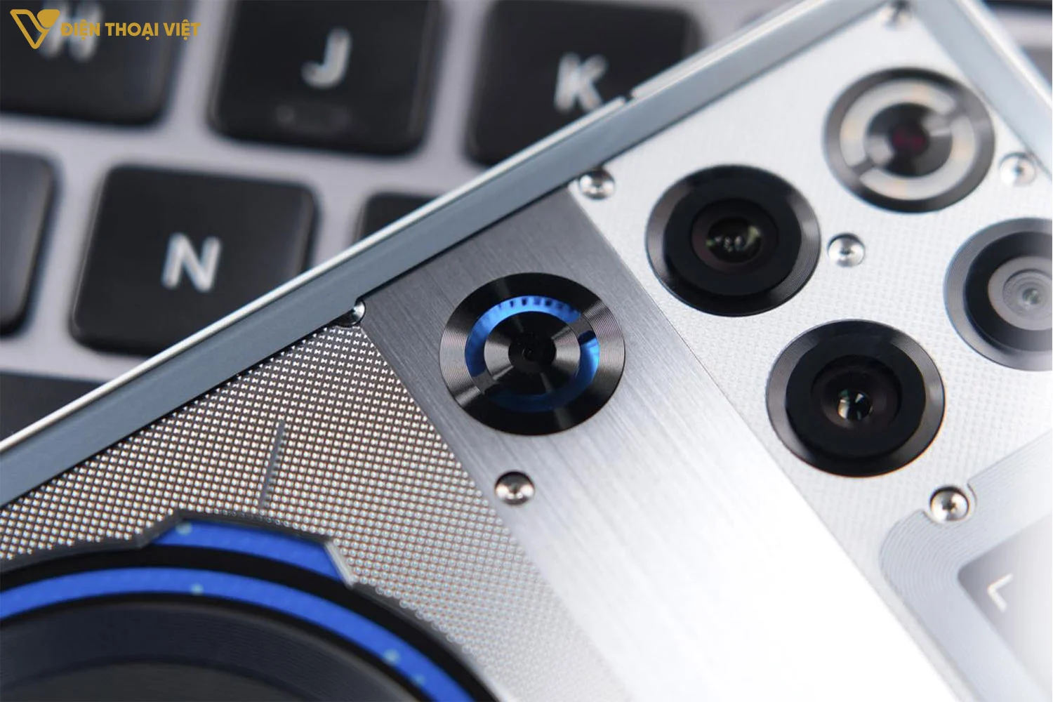 Pin 7500mAh và sạc nhanh 120W