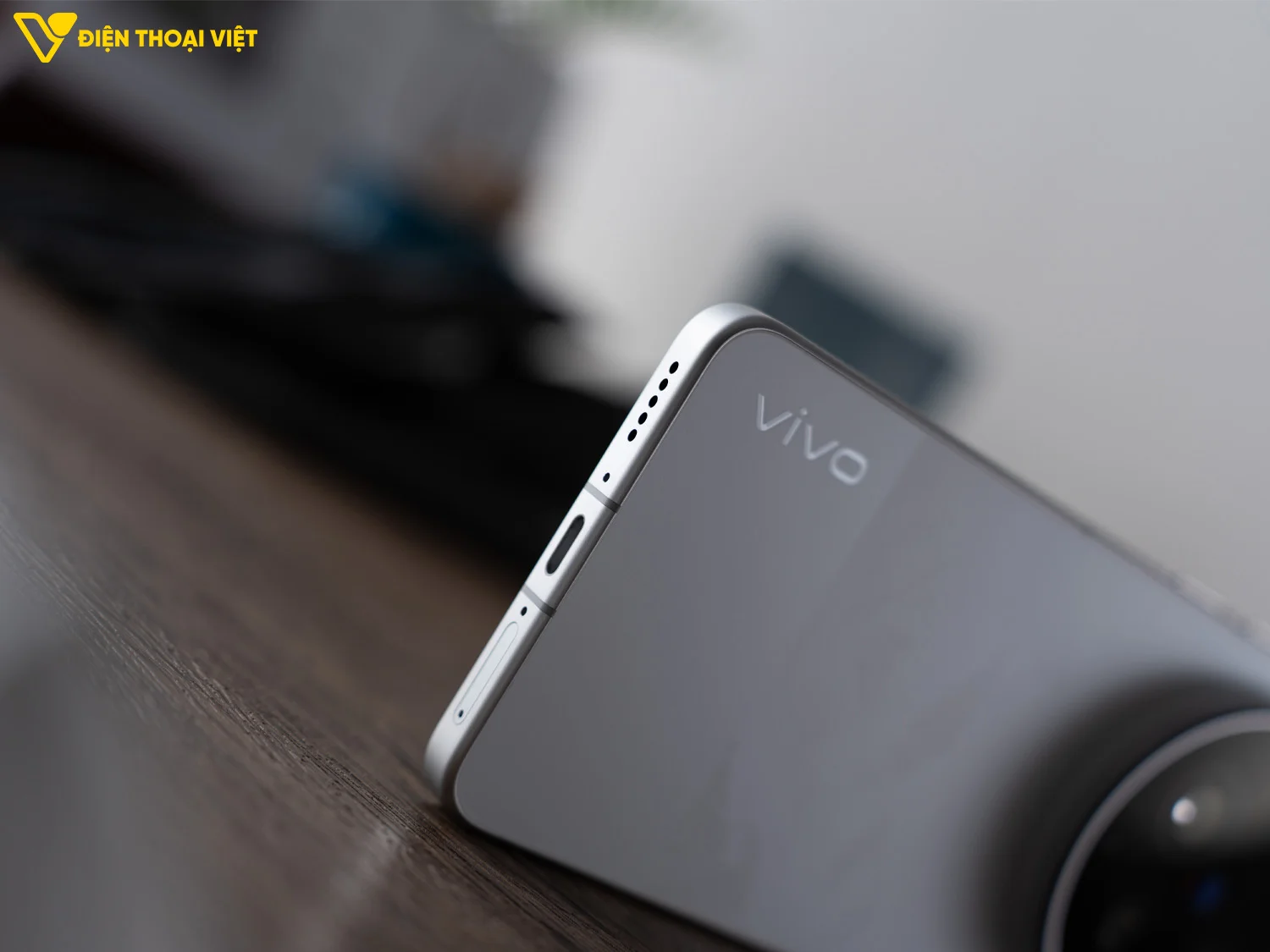 Cạnh dưới Vivo X300 Ultra