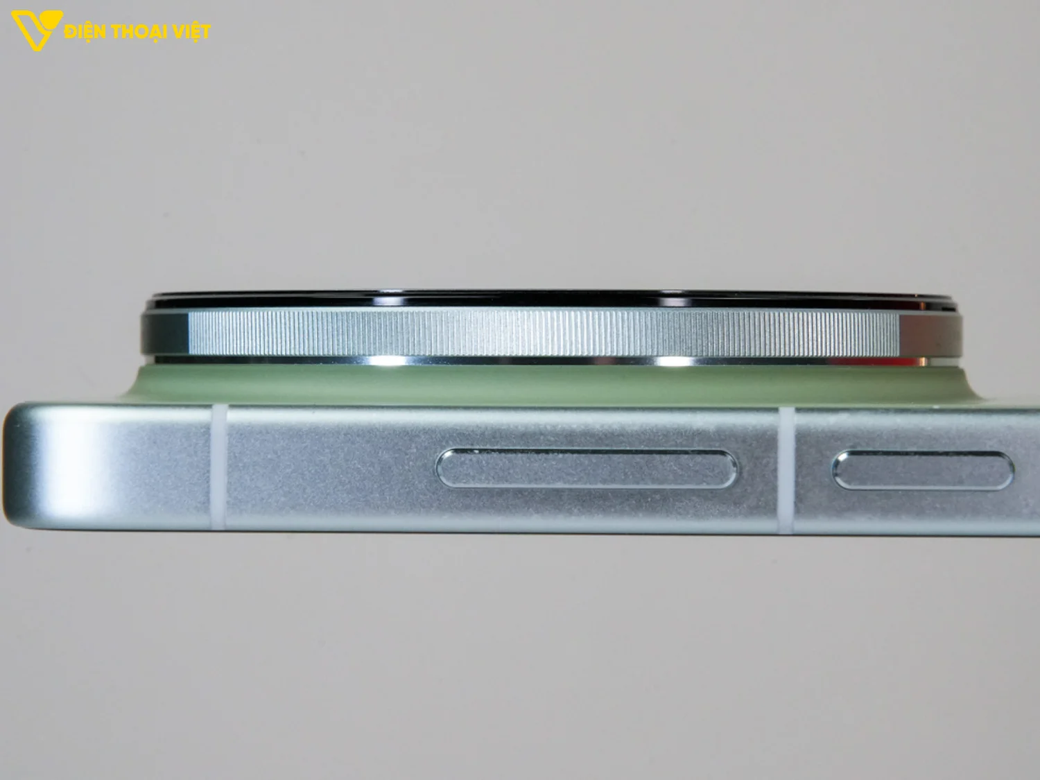 Cụm camera rất dày trên Vivo X300 Ultra