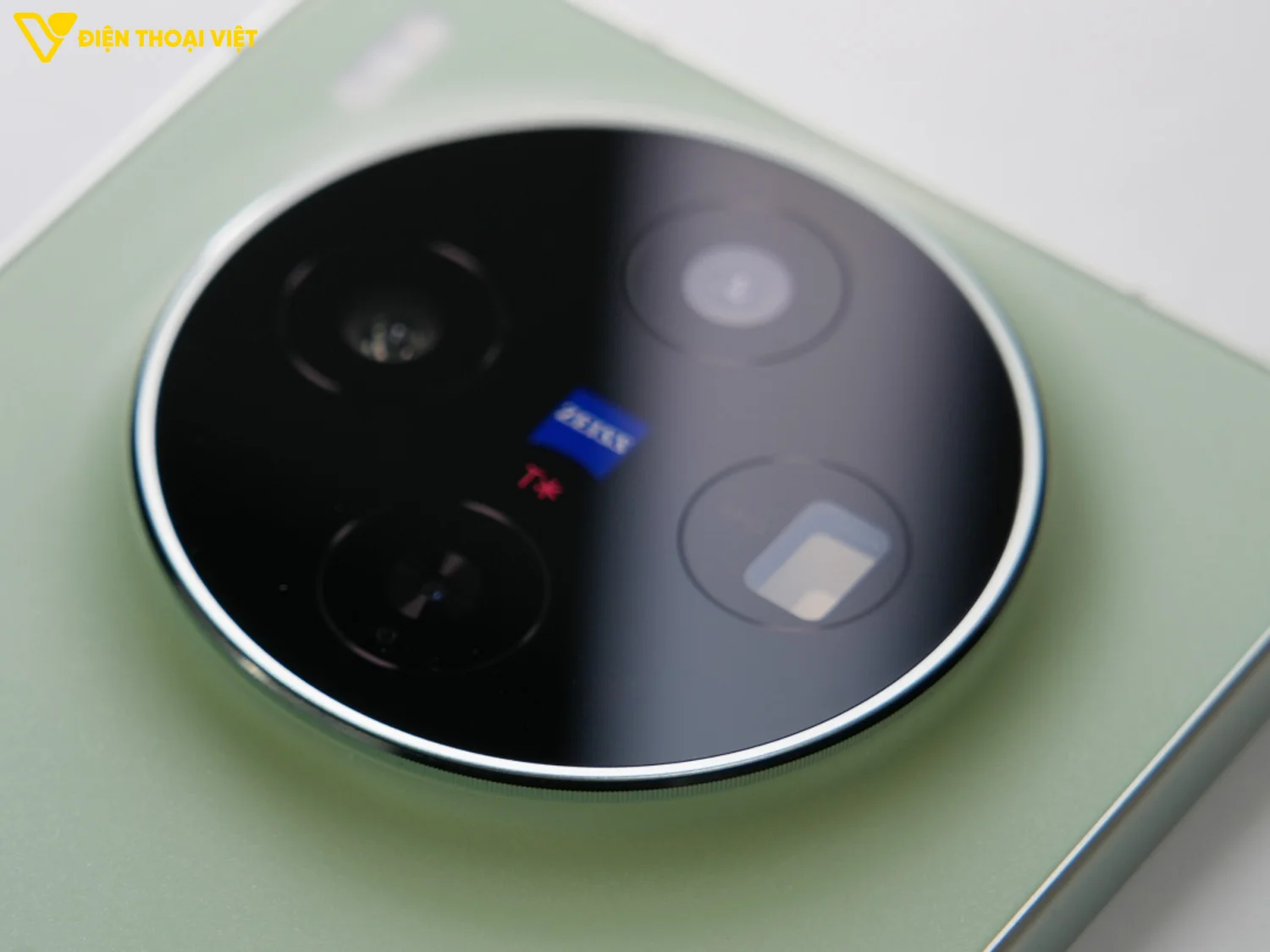 Camera 200MP với công nghệ Zeiss T*