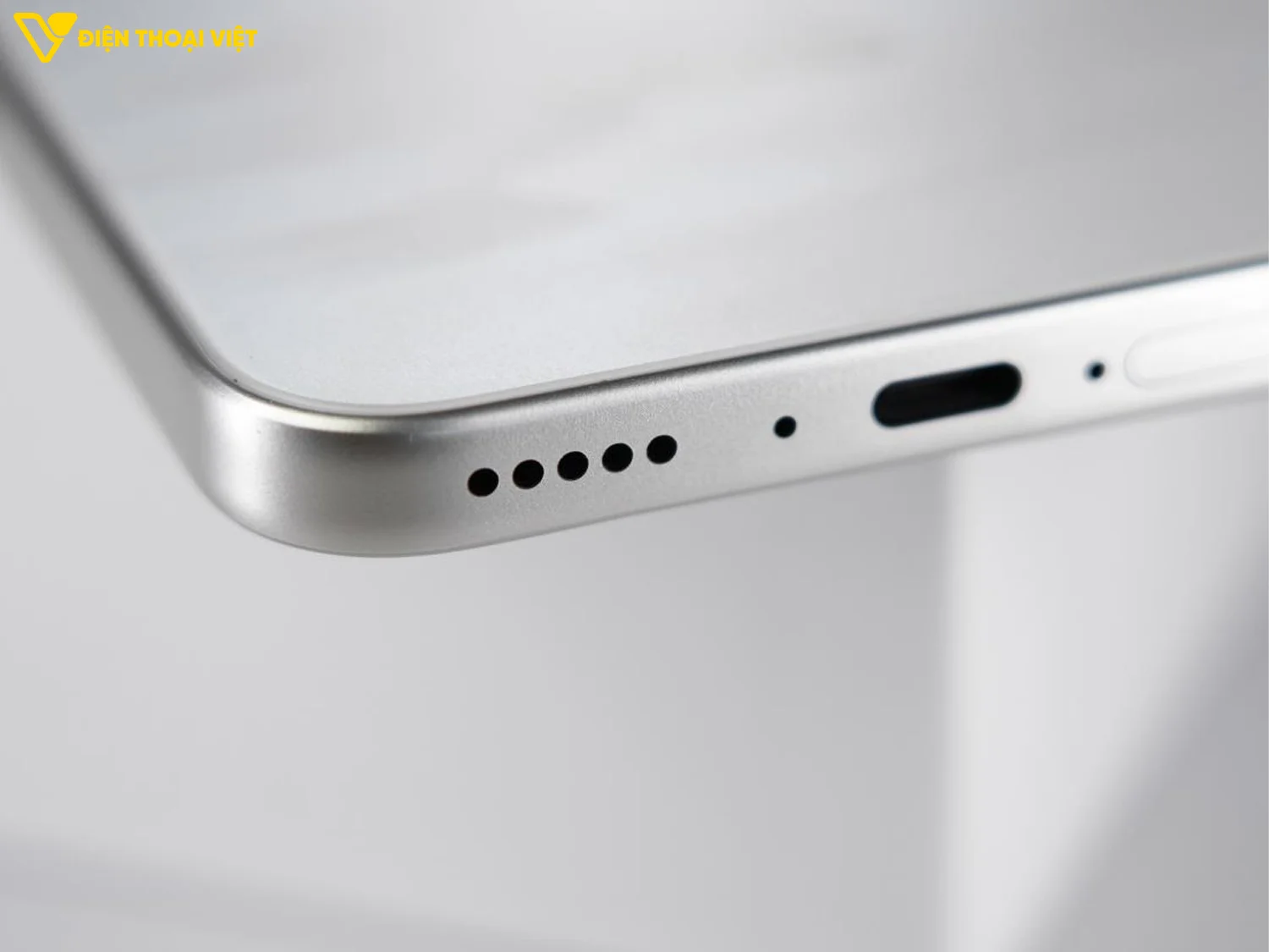 Cạnh dưới Vivo Y600 Pro