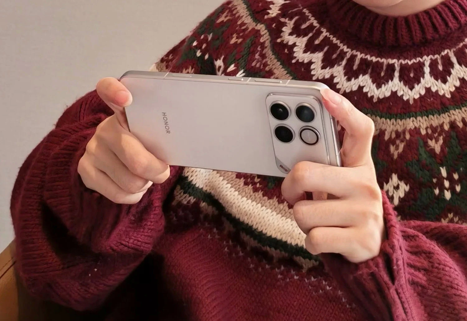 Hình ảnh rò rỉ gần đây của Honor WIN trên tay tuyển thủ esport Trung Quốc