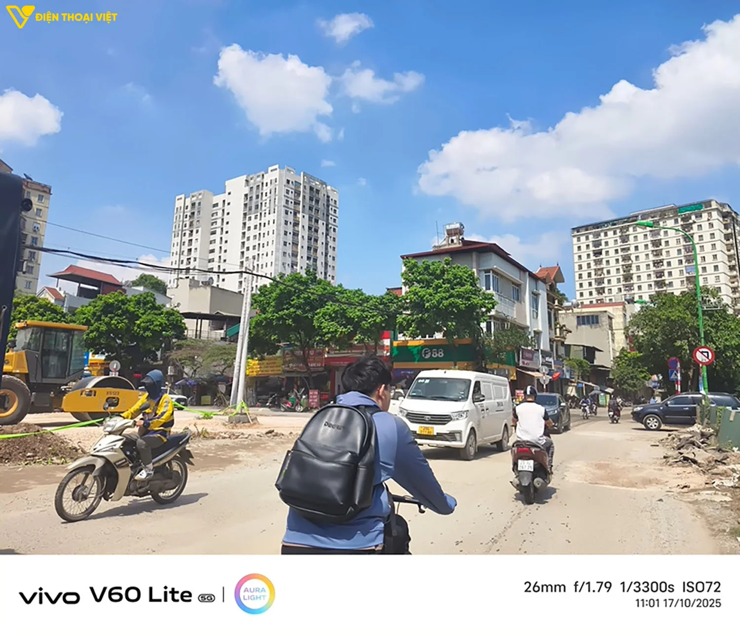 Chụp ảnh dưới trời nắng, với khung cảnh đường phố