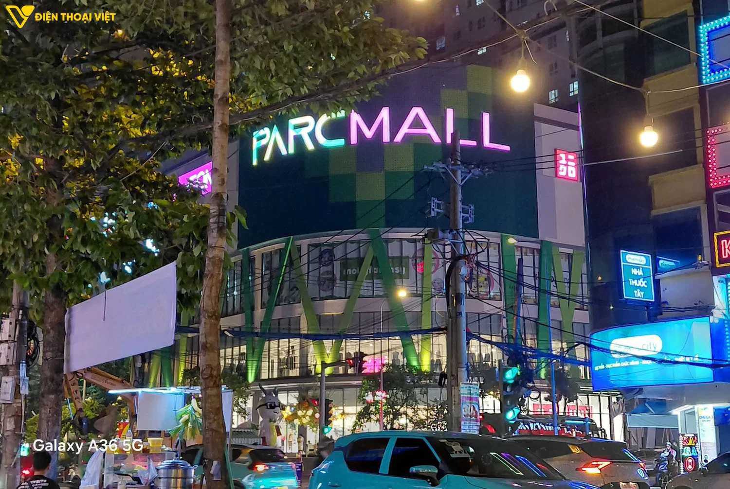 Các chi tiết ở vùng trời ít bị cháy sáng khi chụp đêm