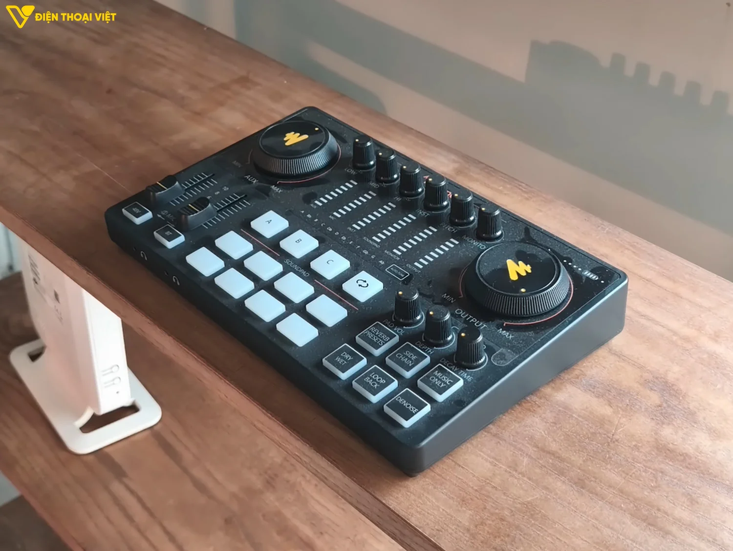 Trong điều kiện đủ sáng, màu sắc tươi tắn nhưng không quá rực rỡ