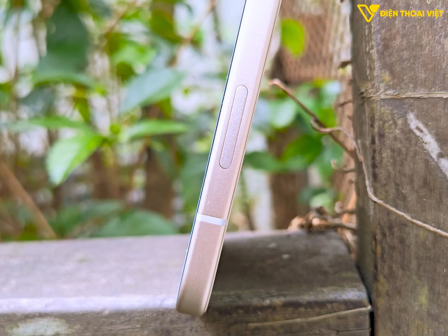 Cạnh phải Honor 600 Lite (Phần dưới)