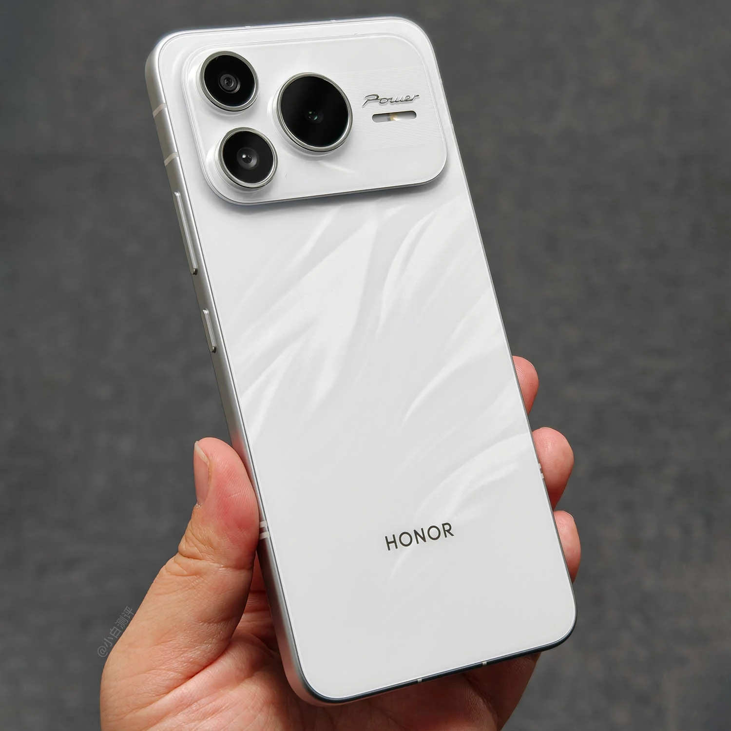 Honor Powe 2 có khung viền kim loại