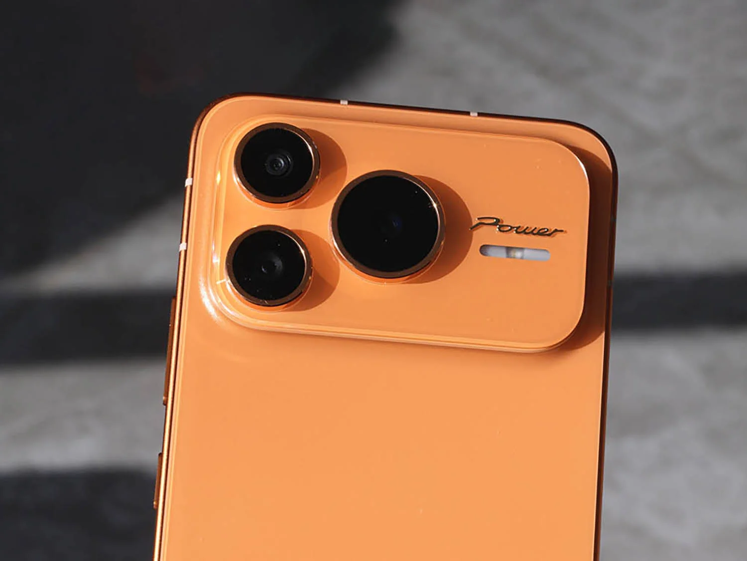 Camera 50MP (chính) + 5MP (góc siêu rộng)
